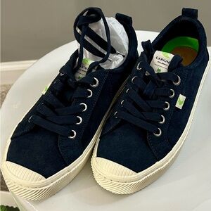 NIB Cariuma OCA low navy suede sneaker size 7.
